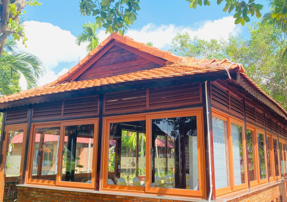 Lắp đặt cửa nhôm xingfa màu vân gỗ