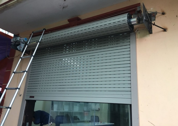 Bật mí 3 bước xử lý cửa cuốn bị kẹt đơn giản