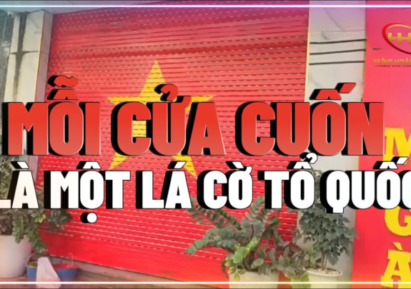 Vẽ cờ Tổ quốc, cờ Đảng trên cửa - thể hiện niềm tự hào dân tộc