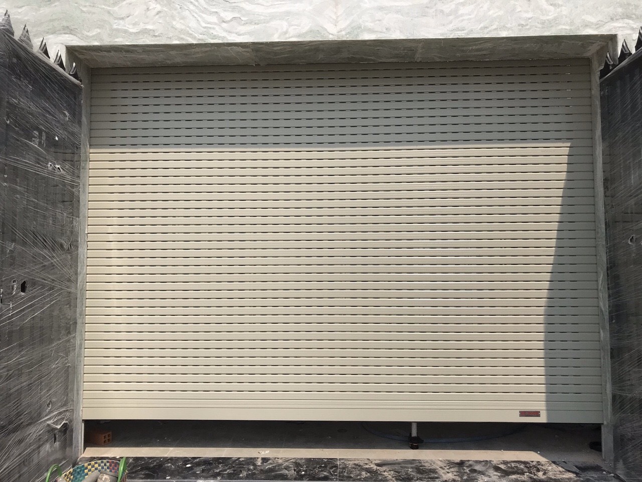 lắp đặt cửa cuốn Alphadoor giá rẻ quận 7