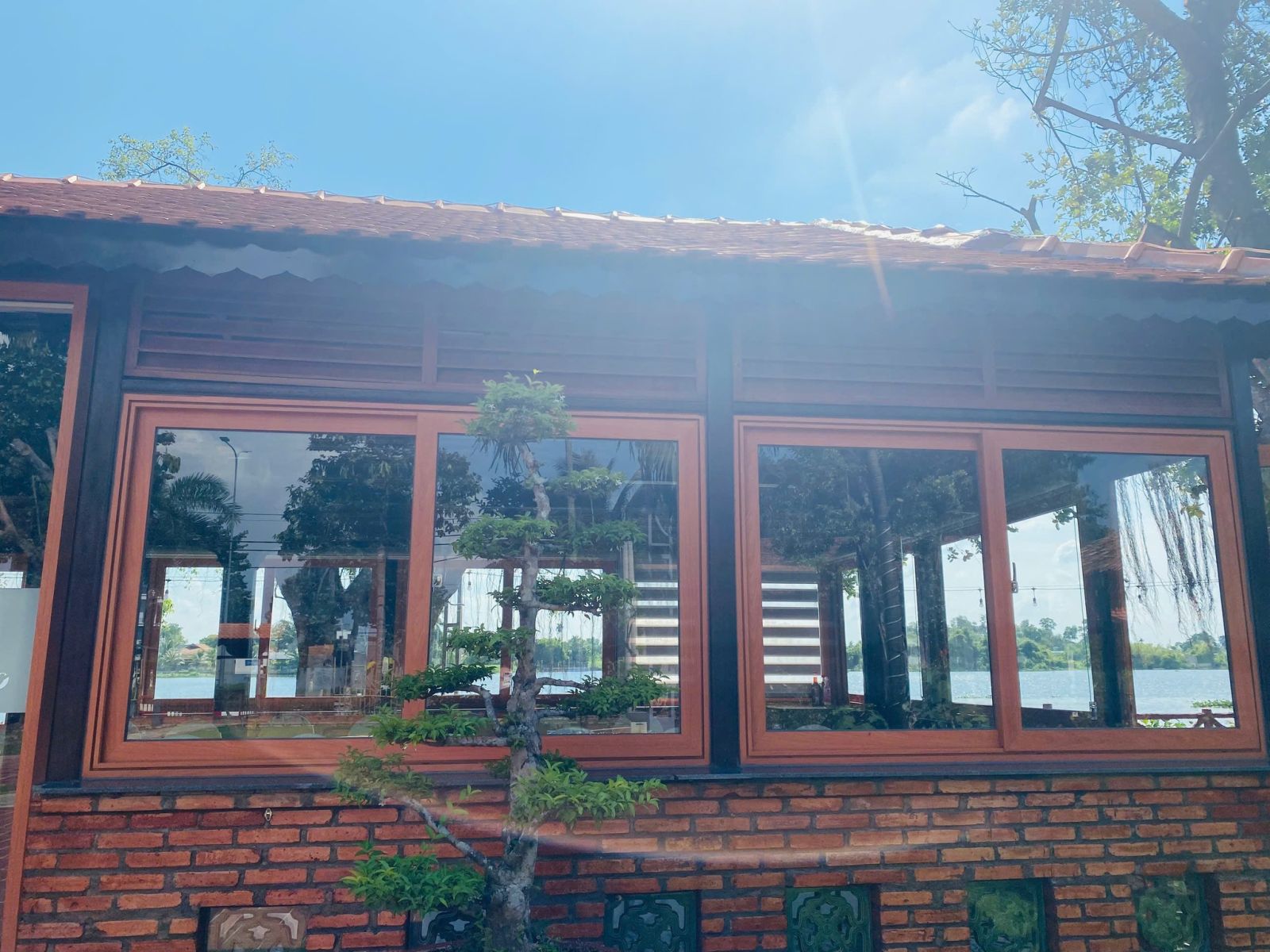 Lắp đặt cửa nhôm xingfa màu vân gỗ, Thi công cửa nhôm xingfa màu vân gỗ