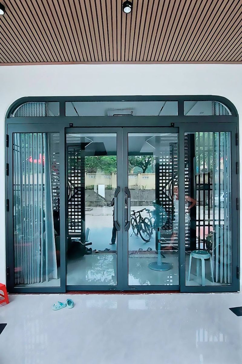 Cửa nhôm xingfa mặt tiền nhà phố hiện đại