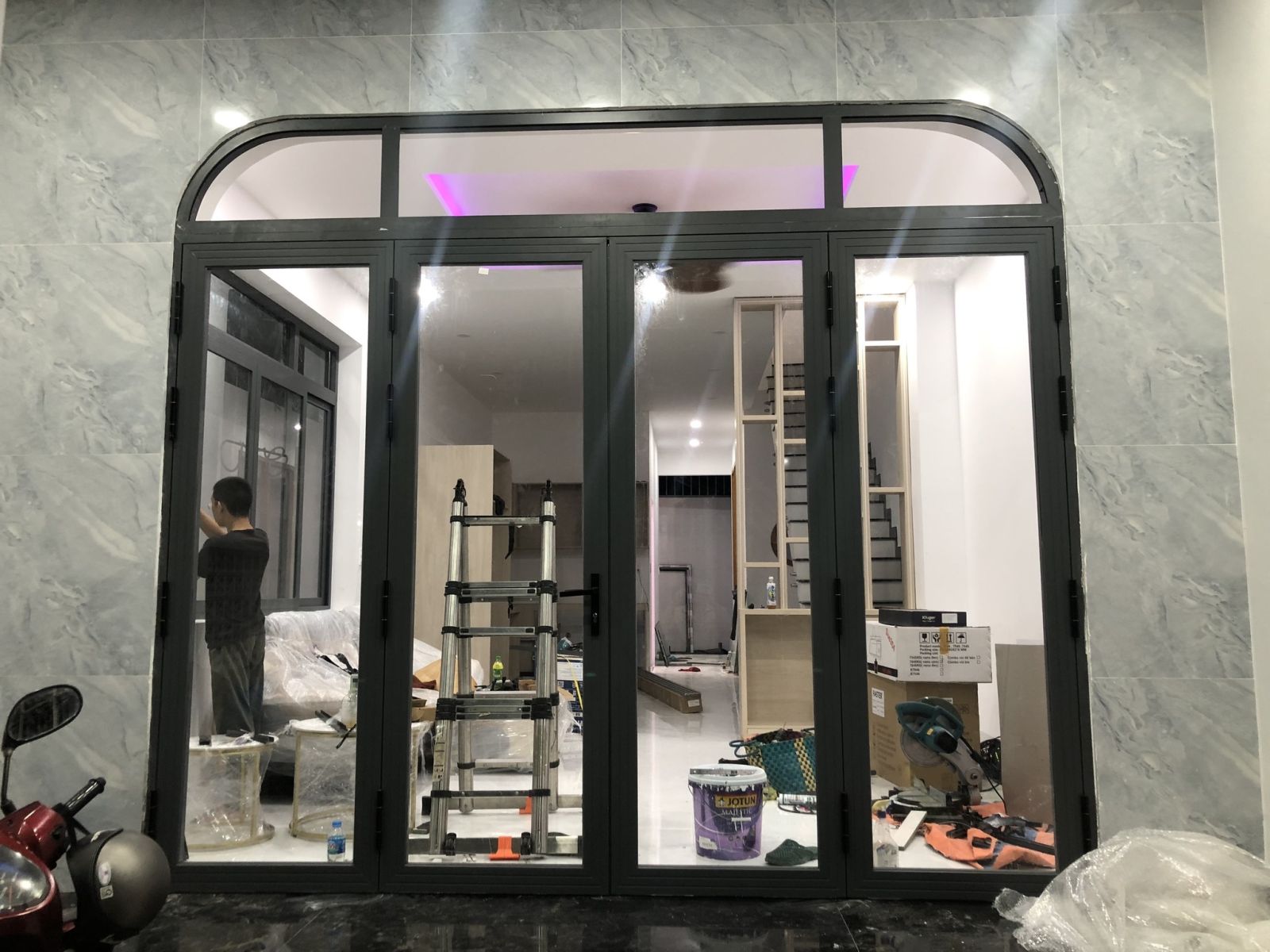 Cửa nhôm xingfa mặt tiền nhà phố hiện đại