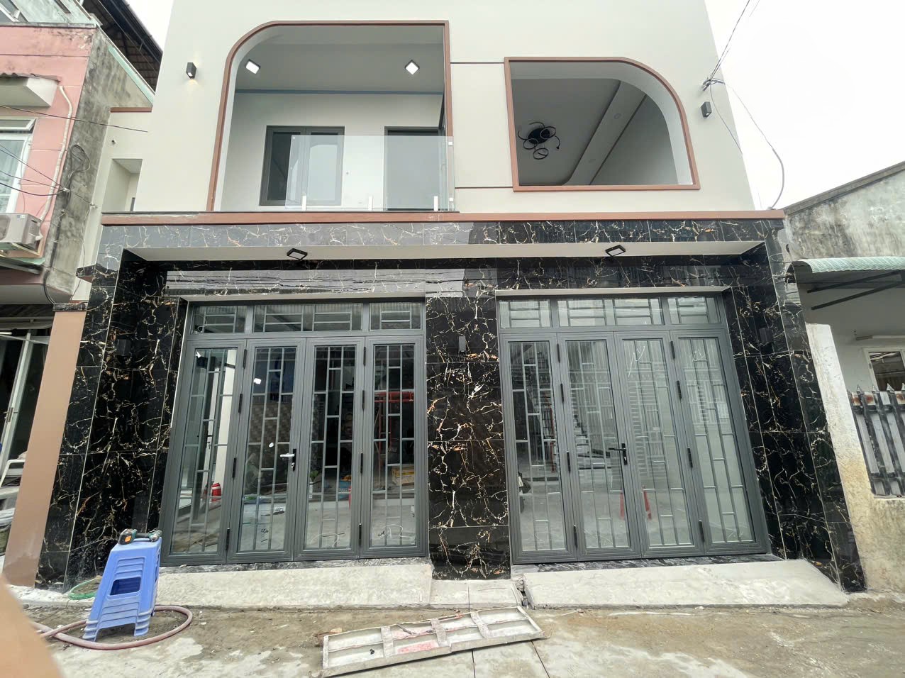 Cửa nhôm xingfa mặt tiền nhà phố hiện đại