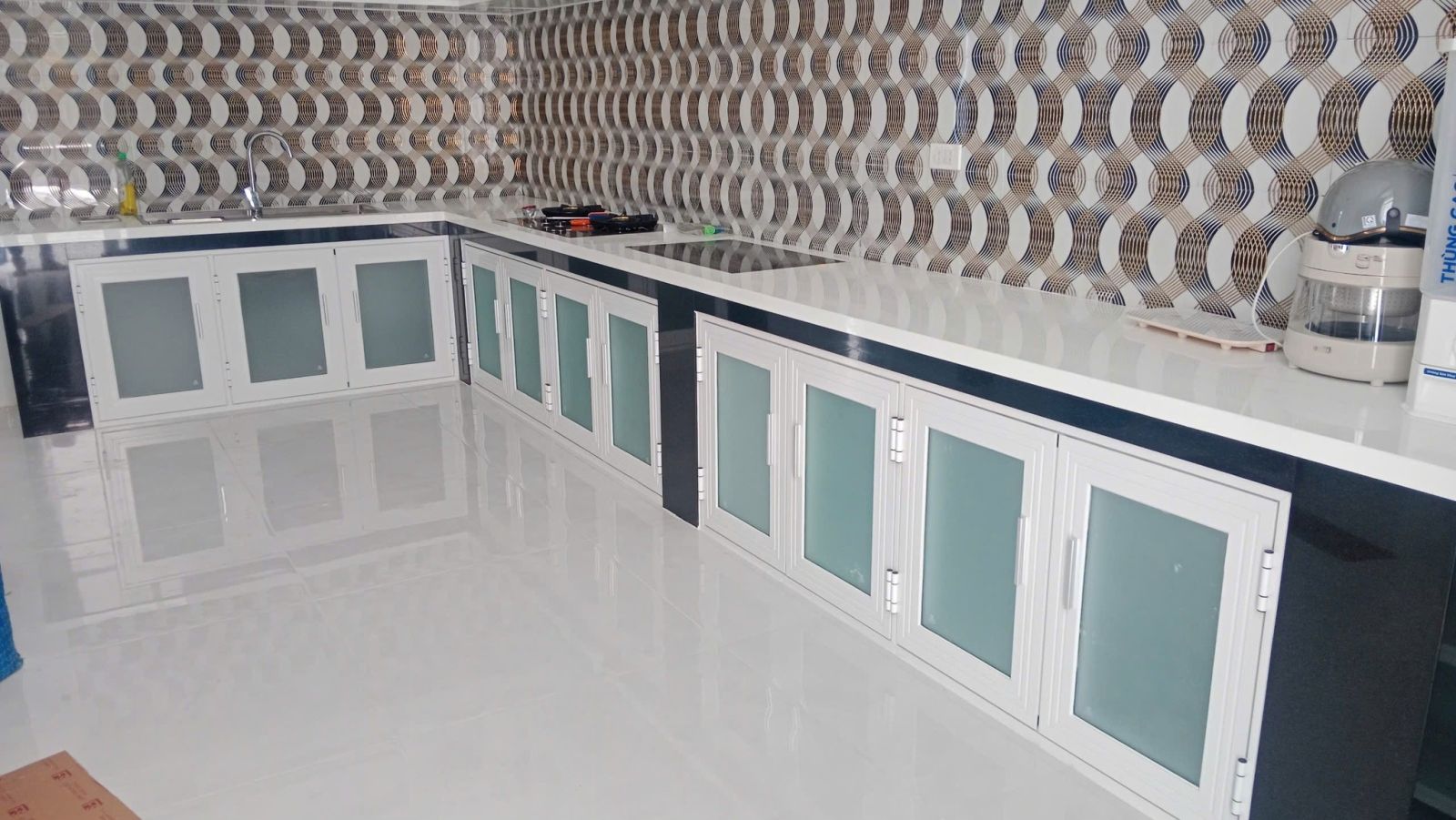 Lắp đặt tủ bếp nhôm Xingfa tại nhà, Lắp đặt tủ bếp nhôm Xingfa, tủ bếp nhôm Xingfa, tủ bếp nhôm kính, tủ bếp nhôm kính đẹp, tủ bếp nhôm cao cấp, lắp đặt tủ bếp, tủ bếp bền, tủ bếp giá rẻ, tủ bếp nhôm kính chất lượng, công ty Hưng Hoàng Phát, cơ khí xây dựng, tủ bếp tại nhà, lắp đặt tủ bếp tại nhà, tủ bếp hiện đại, nội thất bếp nhôm, tủ bếp nhôm vân gỗ, thi công tủ bếp nhôm Xingfa, dịch vụ lắp đặt tủ bếp, tủ bếp nhôm Xingfa tại TP.HCM, tủ bếp nhôm chống ẩm