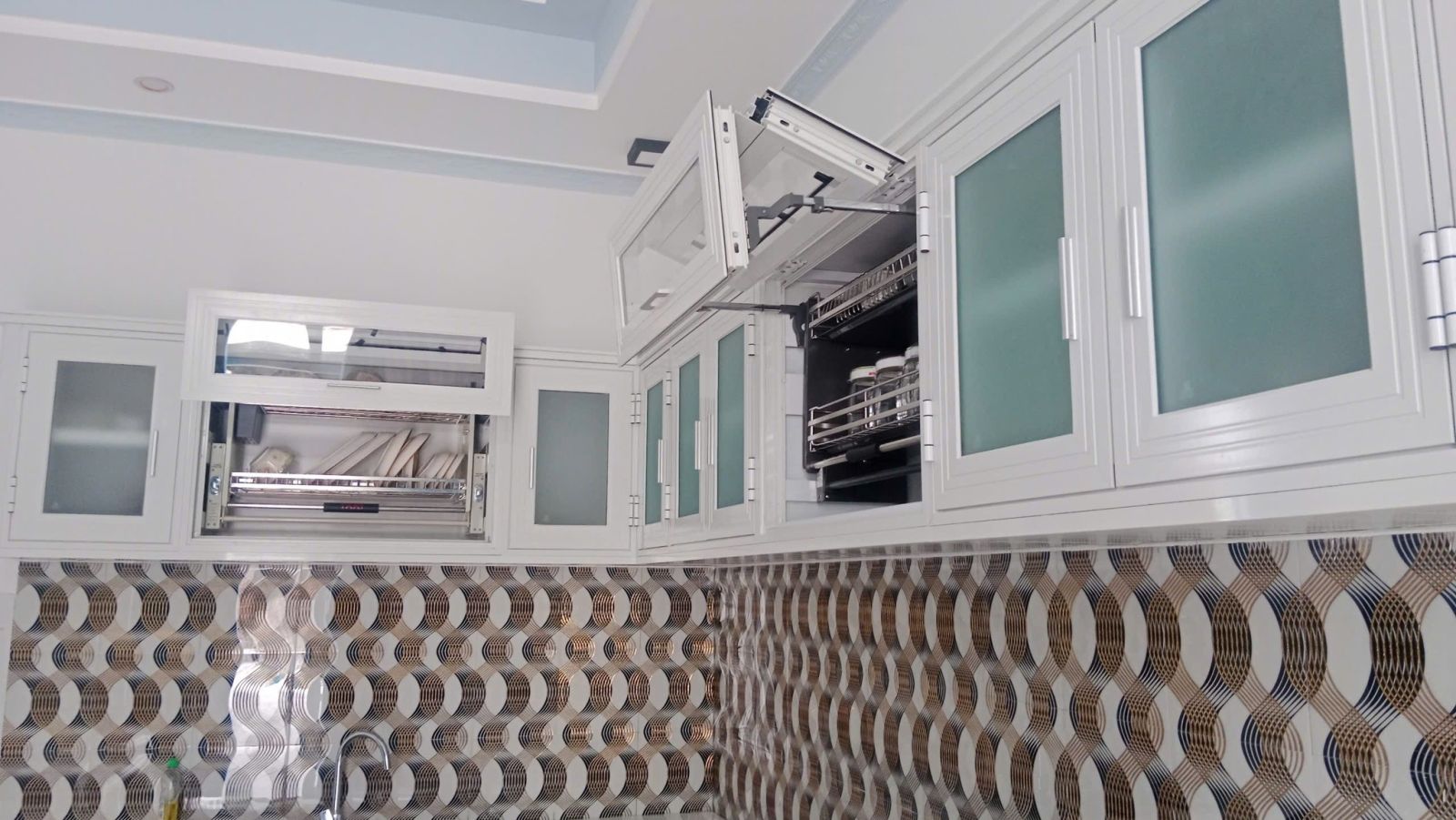 Lắp đặt tủ bếp nhôm Xingfa tại nhà, Lắp đặt tủ bếp nhôm Xingfa, tủ bếp nhôm Xingfa, tủ bếp nhôm kính, tủ bếp nhôm kính đẹp, tủ bếp nhôm cao cấp, lắp đặt tủ bếp, tủ bếp bền, tủ bếp giá rẻ, tủ bếp nhôm kính chất lượng, công ty Hưng Hoàng Phát, cơ khí xây dựng, tủ bếp tại nhà, lắp đặt tủ bếp tại nhà, tủ bếp hiện đại, nội thất bếp nhôm, tủ bếp nhôm vân gỗ, thi công tủ bếp nhôm Xingfa, dịch vụ lắp đặt tủ bếp, tủ bếp nhôm Xingfa tại TP.HCM, tủ bếp nhôm chống ẩm