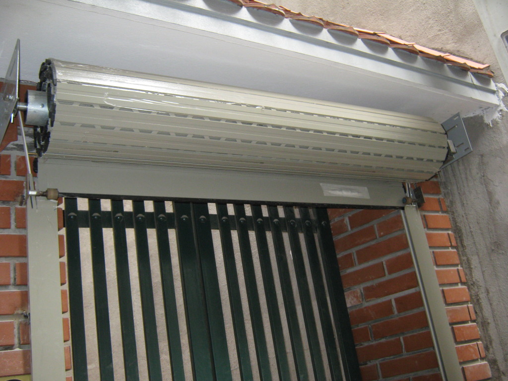 nhận sửa chữa cửa cuốn quận 1