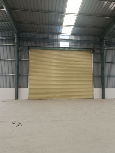sửa cửa cuốn 24/24 tại TPHCM  Dịch vụ sửa cửa cuốn đã có mặt nhiều nơi trên khắp đăt nước Việt Nam đặc biệt là ở những thành phố lớn như TPHCM và Hà Nội. Dịch vụ này ra đời để giúp quý hàng khắc phục mọi sự cố về cửa cuốn. Nếu chẳng may cửa cuốn của bạn bị hư hỏng mà không thể tự sửa chữa, bạn cần tìm một cửa hàng sửa cửa cuốn 24/24 tại TPHCM gần nhà nhưng không biết ở đâu chất lượng. Vậy hãy theo dõi nội dung bài viết sau đây, chúng tôi sẽ giới thiệu cho bạn một địa chỉ sửa chữa cửa cuốn uy tín nhé!           Sửa cửa cuốn 24/24 tại TPHCM  Cửa cuốn tuy có nhiều tiện lợi đến vậy nhưng với khí hậu ở nước ta và một số lý do khác thì rất khó để giữ được cho cửa luôn được tuổi thọ cao. Đi dần theo năm tháng, có thể cửa sẽ bị rỉ sét, hay gặp một số lỗi về kỹ thuật. Bạn không nên xử trí theo cảm tính đối với tài sản của mình. Hãy liên hệ ngay với những công ty sửa cửa cuốn uy tín để khắc phục. Dịch vụ sửa chữa cửa cuốn uy tín với đội ngũ nhân viên kỹ thuật có kinh nghiệm nhiều năm trong nghề. Và nhiệt tình trong công việc sẽ làm bạn hài lòng với dịch vụ mà họ đem đến cho bạn.     Xem thêm: Một số mẫu cửa cuốn Đức được ưa chuộng nhất hiện nay        Dịch vụ sửa cửa cuốn chuyên nghiệp nhanh chóng Các hạng mục sửa cửa cuốn   Sửa cửa cuốn công nghệ Đức (cửa cuốn khe thoáng nhôm cao cấp, cửa cuốn cách âm, Các loại cửa cuốn hai lớp, cửa cuốn cháy, cửa cuốn cách nhiệt…).  Sửa cửa cuốn công nghệ Đài Loan (cửa cuốn lò xo kéo, cửa cuốn kéo tay,cửa cuốn Motor, cửa xếp…).  Sửa cửa cuốn công nghệ Úc (cửa cuốn siêu tốc, cửa cuốn siêu bền, cửa cuốn siêu nhanh, cửa cuốn siêu êm, cửa cuốn tấm liền, cửa cuốn tốc độ cao…)  Và các loại cửa cuốn đặc biệt khác.  Chuyên sửa chữa các loại motor, remote (sửa điều khiển cửa cuốn), motor cửa cổng, cửa tự động.  Ngoài dịch vụ sửa cửa cuốn còn có thêm dịch vụ bảo trì: remote (điều khiển từ xa) cửa cuốn, motor cửa cổng, cửa tự động,...     Nguyên nhân dẫn đền tình trạng kẹt cửa  Cửa cuốn bị lệch: Cửa cuốn bị nghiêng sang một bên, 2 cạnh 2 bên lên xuống không đều. Lò xo cót cửa cuốn bị lỗi vì giãn nở không đều, đến một mức độ nhất định cửa cuốn sẽ không thể di chuyển được.  Thời tiết: Ở khu vực miền nam, đặc biệt là Bình Dương, Dĩ An hay Tp. HCM khí hậu nóng ẩm và mưa gió nhiều làm cho kim loại giãn nở, dễ oxi hóa (rỉ sét), khiến cửa, nan cửa và các thanh ray bị hít chặt vào nhau, không di chuyến êm ái được. Sau một thời gian không được bảo trì và xử lý thì cửa cuốn sẽ bị kẹt không đóng, mở được nữa.  Va chạm đồ vật: Nguyên nhân thường gặp nhất khi cửa cuốn đang đi xuống bỗng bị đập vào các đồ vật cứng, chắc chắn như bàn, ghế, thanh kim loại,… Làm cho cửa cuốn bị đùng hoặc cong lá nan và bị lệch khỏi đường ray. Do đó cửa cuốn không thể dịch chuyển được nữa.  Lò xo và ròng rọc: Lò xo là bộ phận hỗ trợ trọng lượng cho cửa khi mở hoặc đóng. Nếu cửa cuốn bị kẹt không hoạt động thì có thể do lò xo đã bị hỏng khiên cửa không hạ xuống hay nâng lên được hoặc cũng có thể là do ròng rọc bị nghẽn hay bị lệch.  Vật cản: Các phần bản lề, con lăn, cánh cửa và phần cứng khác của cửa cũng cần được kiểm tra khi cửa bị kẹt. Nếu do một trong những bộ phận này làm tồn hại thì cũng làm cho cửa không hoạt động được.           Đơn vị uy tín chuyên sửa cửa cuốn 24/24 tại TPHCM nhanh chóng  Nếu bạn đang có nhu cầu tìm kiếm một đơn vị cung cấp dịch vụ sửa cửa cuốn 24/24 tại TPHCM, thì bạn có thể tham khảo đơn vị Hưng Hoàng Phát. Hưng Hoàng Phát cung cấp các loại cửa cuốn cùng các dịch vụ lắp đặt và sửa chữa được nhiều cá nhân, doanh nghiệp tin tưởng tại TPHCM.  Chúng tôi với tiêu chí ĐẢM BẢO - UY TÍN - CHẤT LƯỢNG giá thành hợp lý đặt lên hàng đầu. Với đội ngũ làm việc chuyên nghiệp, nhanh chóng chính xác, giúp tiết kiệm thời gian và các chi phí phụ. Sau nhiều năm hoạt động trong lĩnh vực cung cấp, lắp đặt và sửa chữa cửa cuốn điện, Hưng Hoàng Phát đã vươn lên thành một trong những địa chỉ uy tín hàng đầu tại TPHCM.     Những lý do khách hàng nên lựa chọn Hưng Hoàng Phát:  Dịch vụ sửa cửa cuốn của chúng tôi có mặt nhanh chóng trong khoảng 30 – 60 phút chúng tôi sẽ có thợ sửa cửa cuốn đến kiểm tra, báo giá tại chỗ.  Thợ sửa chữa cửa cuốn của chúng tôi có nhiều kinh nghiệm trong các sự cố cửa cuốn, bất kể lỗi gì của cửa cũng xử lý nhanh gọn lẹ.  Chi phí sửa chữa cửa cuốn hợp lý, không phát sinh các chi phí không đáng có, kê khai minh bạch, rõ ràng.           Hi vọng với những thông tin được chia sẻ trên đây sẽ nhận được sự tin tưởng hài lòng từ quý khách khi đến với chúng tôi, cũng như mong muốn sự hợp tác uy tín lâu dài giữa quý khách hàng với công ty. Liên hệ ngay với chúng tôi để được tư vấn nhanh chóng.  CÔNG TY TNHH MTV CƠ KHÍ XÂY DỰNG HƯNG HOÀNG PHÁT  Địa chỉ: 350B/1 Khu Phố 1A, P.An Phú, TP.Thuận An, Tỉnh Bình Dương  Email: nguyenha1008780@gmail.com  Điện thoại: 0914 701 648 – 0976 284 279  Website: hunghoangphat.vn - https://cuacuonducgiare.com/  Tìm kiếm liên quan:  Sửa cửa cuốn giá rẻ Dịch vụ sửa cửa cuốn Sửa cửa cuốn TPHCM Sửa cửa cuốn quận 1 Sửa cửa cuốn Gò Vấp Sửa cửa cuốn quận 8 Sửa cửa cuốn Bình Thạnh  Nội dung liên quan:  Tìm kiếm đơn vị chuyên thi công cửa cuốn tại quận 8 uy tín  Lưu ngay địa chỉ cung cấp cửa cuốn khe thoáng tại quận 5 giá rẻ